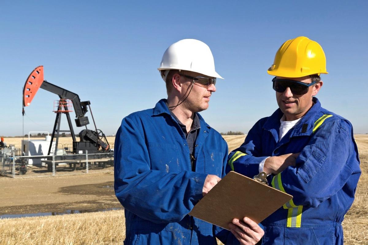 petroleros trabajando
