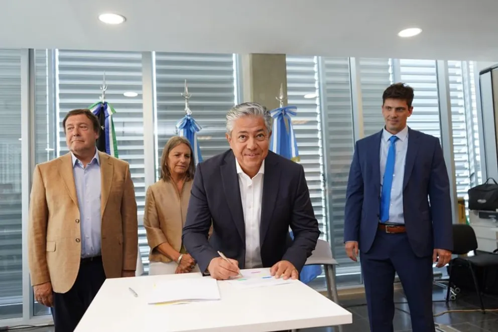 figueroa firma contratos represas